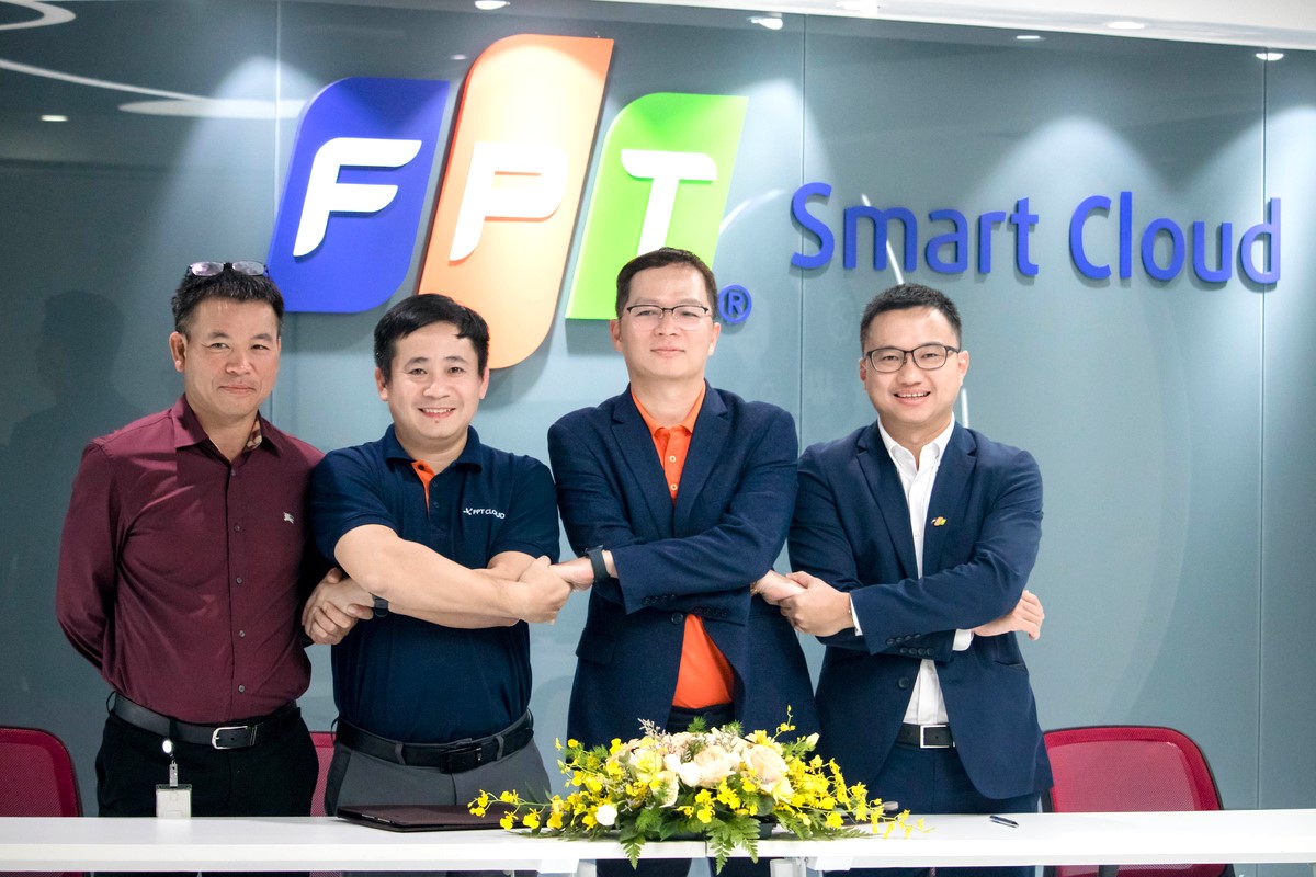 Lãnh đạo FPT IS và FPT Smart Cloud thể hiện quyết tâm trong việc hợp lực bán chéo 