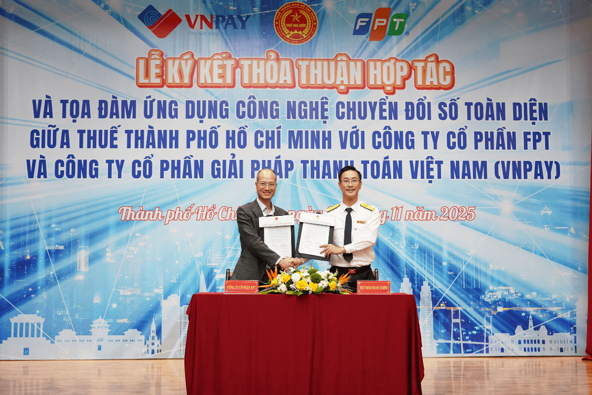 Phó Tổng Giám đốc FPT, ông Nguyễn Thế Phương (bên trái) và Ông Đoàn Minh Dũng (bên phải) Trưởng Thuế TP.HCM kí kết thỏa thuận hợp tác. 