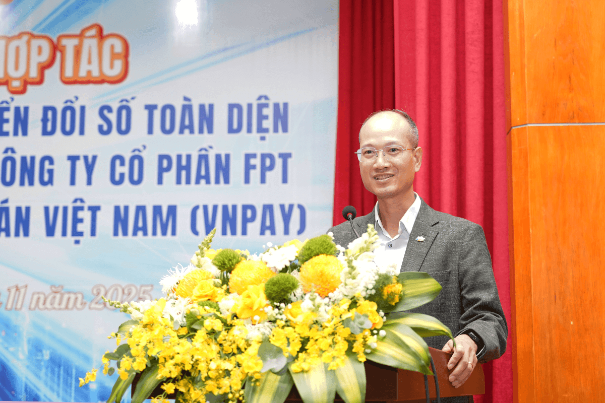 Ông Nguyễn Thế Phương, Phó Tổng Giám đốc FPT chia sẻ tại sự kiện. 