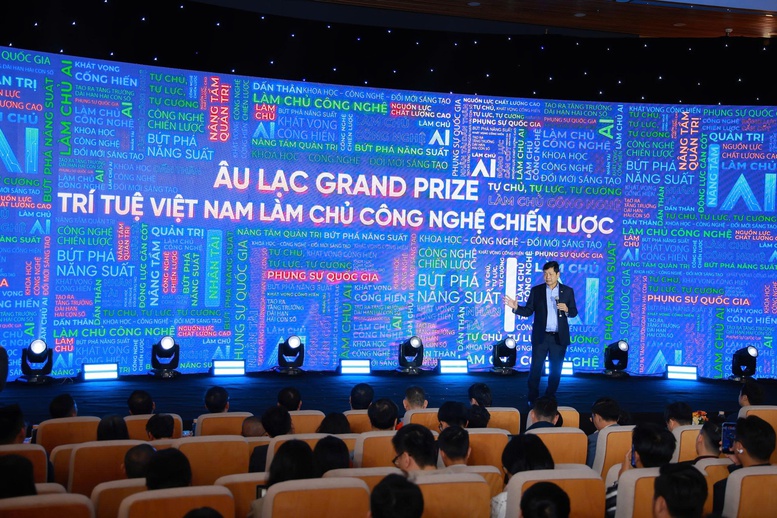 Ông Trương Gia Bình, Chủ tịch Liên minh AI Âu Lạc, Chủ tịch HĐQT Tập đoàn FPT nhấn mạnh, chúng ta không thể chỉ là một quốc gia sử dụng công nghệ, mà phải tự mình làm chủ công nghệ - Ảnh: VGP