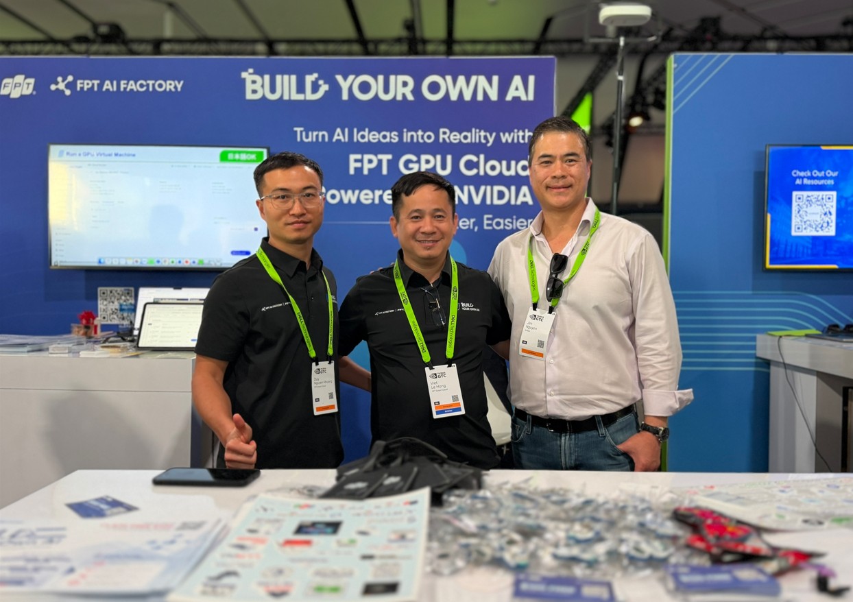 Ông Lê Hồng Việt (giữa), Tổng Giám đốc FPT Smart Cloud, Tập đoàn FPT tại sự kiện NVIDIA GTC 2026. 