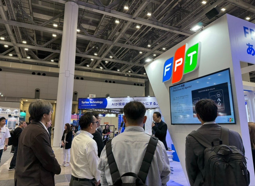 Khách hàng tham quan triển lãm của FPT.