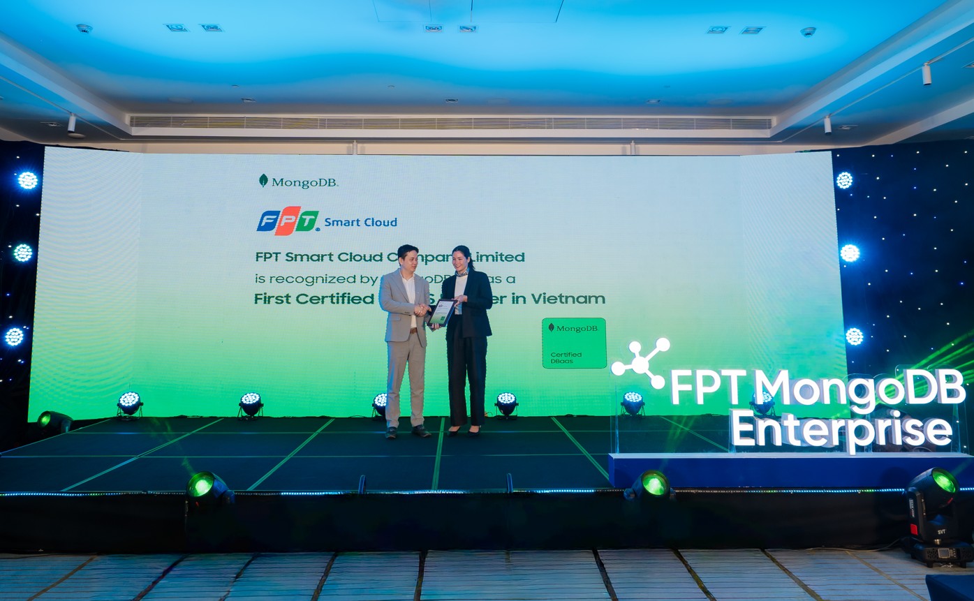 FPT ra mắt FPT MongoDB Enterprise: Đưa nền tảng dữ liệu chuẩn toàn cầu vào hạ tầng cloud nội địa 2 Bà Céline Zuberek và ông Đoàn Đăng Khoa trao kỷ niệm chương đánh dấu hợp tác giữa FPT và MongoDB.