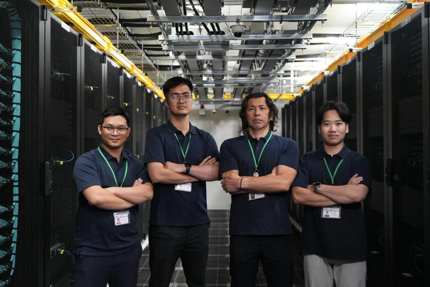 Anh Phùng Quang Thắng, ngoài cùng bên phải