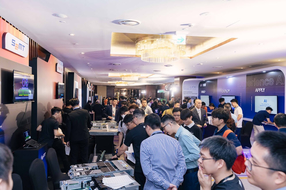 Chuyên gia chia sẻ giải pháp đưa AI vào thực tế tại sự kiện FPT Transform 2026 3 Khu vực triển lãm các giải pháp công nghệ thu hút đông đảo cộng đồng kỹ sư tham quan, trải nghiệm thực tế